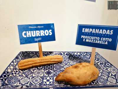 Su un tavolino ad esempio notiamo due prodotti fritti: sono il churro e l�empanadas